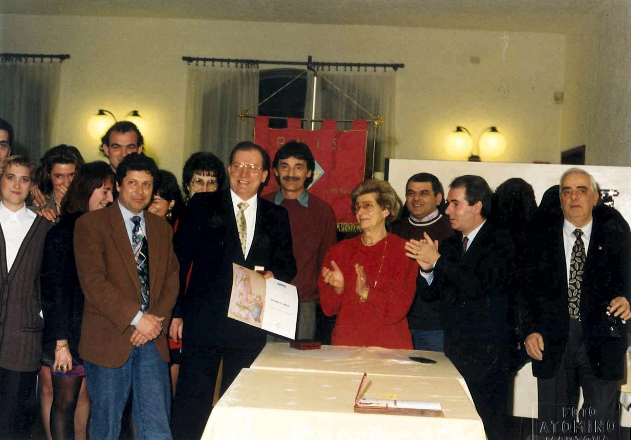 Gentile Favini e l’esecutivo di Avis comunale premiano la famiglia Muchetti dove tutti erano di donatori